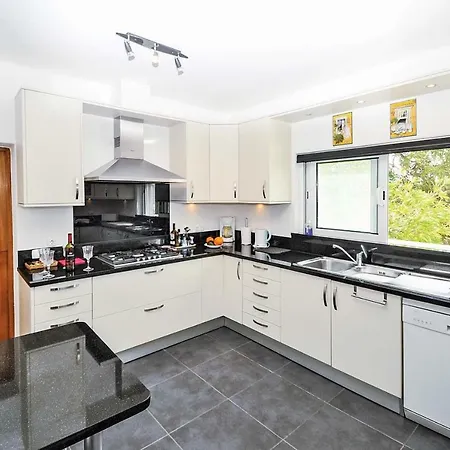 Rocha Brava Sleeps 6 Pool Air Con Wifi *
